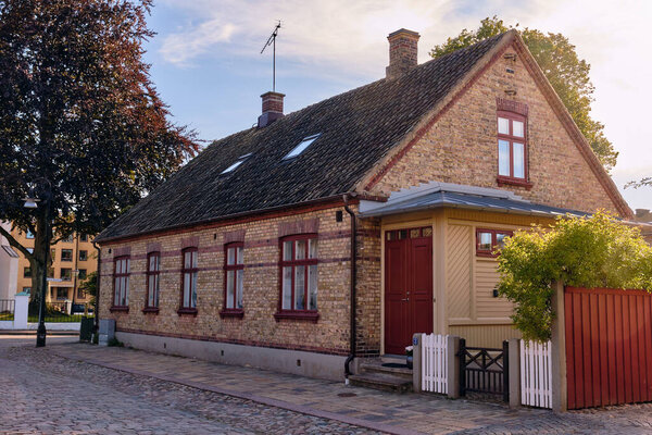 Тюссо, Швеция; 4 августа 2025 года: Современные шведские дома с кустарниковыми крышами и деревянными потолками.