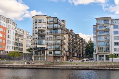 Halmstad, İsveç; 23 Ağustos 2025: Halmstad 'da nehir kenarındaki modern apartman mimarisi, Nissan nehri boyunca çağdaş kentsel gelişimi göstermektedir..