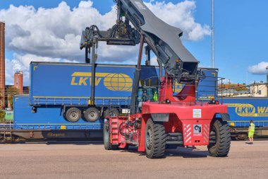 Trelleborg, İsveç; 23 Eylül 2025: Kalmar Reachstacker, Walter LKW karavanını Trelleborg feribot limanına yüklüyor, İsveç.