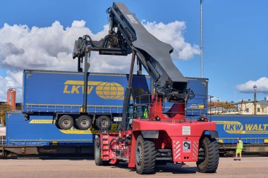 Trelleborg, İsveç; 23 Eylül 2025: Kalmar Reachstacker, Walter LKW karavanını Trelleborg feribot limanına yüklüyor, İsveç.