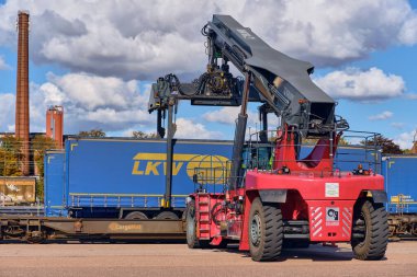 Trelleborg, İsveç; 23 Eylül 2025: Kalmar Reachstacker, Walter LKW karavanını Trelleborg feribot limanına yüklüyor, İsveç.