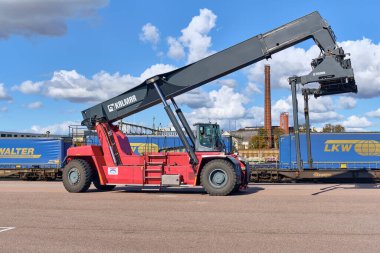 Trelleborg, İsveç; 23 Eylül 2025: Kalmar, Walter LKW karavanını Trelleborg feribot limanı İsveç 'teki tren vagonuna yüklemek için manevra yapıyor..