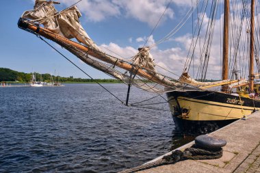Rostock, Almanya; 18 Temmuz 2025: Almanya Rostock Limanı 'nda demirlerken yelkenli yelkenli ve demirli demirli Alman yelkenli Zuiderzee' nin yay ve donanımlarını kapatın