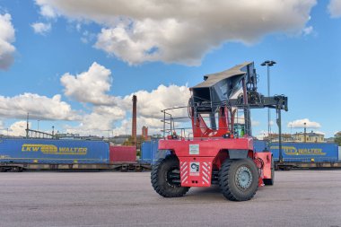 Trelleborg, İsveç; 23 Eylül 2025: Kalmar, Walter LKW karavanını Trelleborg feribot limanı İsveç 'teki tren vagonuna yüklemek için manevra yapıyor..