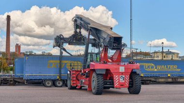 Trelleborg, İsveç; 23 Eylül 2025: Kalmar Reachstacker, Walter LKW karavanını Trelleborg feribot limanına yüklüyor, İsveç.