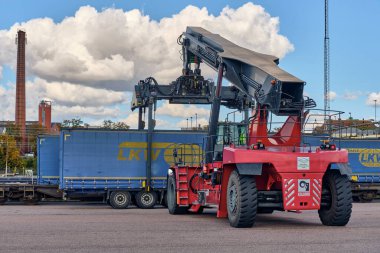 Trelleborg, İsveç; 23 Eylül 2025: Kalmar Reachstacker, Walter LKW karavanını Trelleborg feribot limanına yüklüyor, İsveç.