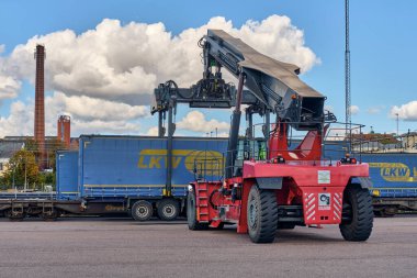 Trelleborg, İsveç; 23 Eylül 2025: Kalmar Reachstacker, Walter LKW karavanını Trelleborg feribot limanına yüklüyor, İsveç.