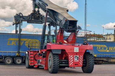 Trelleborg, İsveç; 23 Eylül 2025: Kalmar Reachstacker, Walter LKW karavanını Trelleborg feribot limanına yüklüyor, İsveç.
