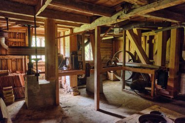 Unnaryd, İsveç; 30 Ağustos 2025: Tarihi su değirmeninin içi ahşap kirişler ve korunmuş değirmen makineleriyle elektrik un fabrikasına dönüştürüldü.