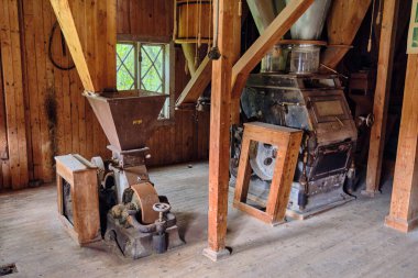 Unnaryd, İsveç; 30 Ağustos 2025: Tarihi su değirmeninin içi ahşap kirişler ve korunmuş değirmen makineleriyle elektrik un fabrikasına dönüştürüldü.