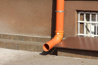 Pencere Detaylı Parlak Portakal Sağlama Borusu Bej Bina Cephesi