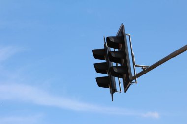 Minimalist Tasarım ve Şehir Altyapısı ile Temiz Mavi Gökyüzüne Karşı Modern Trafik Işığı Sistemi