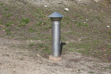 Kentsel Park Ayarlarında Modern Silindirik Metal Açık Hava Lambası