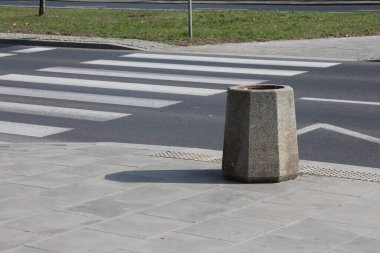 Şehir Beton Bloğu Bariyeri Boş Cadde 'de yaya geçidi yakınında, Güvenlik Yapısı
