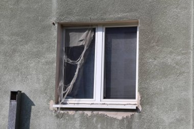 Gri Beton İnşaat Duvarında Kırık Kapaklı Şehir Penceresi Terk Edilmiş Mimari Detaylı