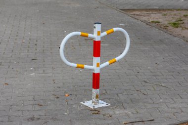Beton Asfaltta Kırmızı Yansıtıcı Çizgili Beyaz Çekilebilir Park Bariyeri Kutbu