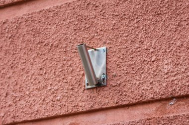 Metalik Harf Kutusu, Minimalist Tasarımlı Dokulu Somon Pembesi Stucco Duvarına monte edildi