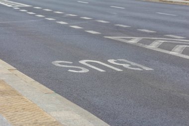Toplu Taşımacılık Önceliği İçin Beyaz Otobüs Yolu İşaretleme ve Sarı Kaldırım