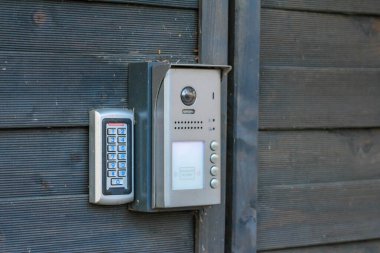 Tahta bina dış yüzeyine bağlı tuş takımı ve Intercom ile Modern Dijital Giriş Sistemi