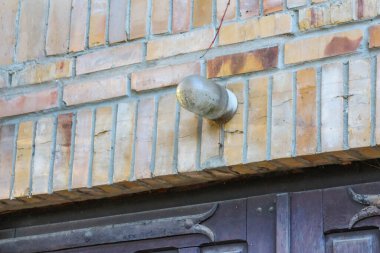 Beyaz Yuvarlak Kapı Çanı Çağdaş Konutların Açık Bej Tuğla Duvarına Kuruldu