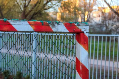 Metal Çit ile Kırmızı ve Beyaz Uyarı Bariyerinin Kapanışı Park Sınırında Güvenlik Tedbiri Sağlanıyor