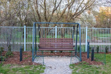 Beyaz Metal Çitle Kapalı Alanda Park Benci Sonbahar Manzarasında Yol Erişimi Olan Güvenli Dinlenme Alanı Oluşturuyor