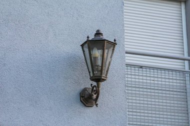Klasik İç Ambiyans Oluşturma Beyaz Yüzlü Vintage Duvar Bağlı Dış Fener Pencerenin yanında