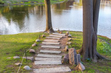 Huzurlu Park 'ta Göletten Uzun Ağaçlara Yürüyen Taş Merdivenler