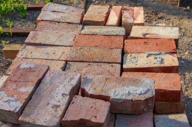 Yıpranmış Kızıl Çamur Tuğlalarının Geri Dönüşüm İçin Düzensiz Yığınla Yakın Çekimi