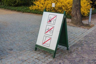 Yeşil Çerçeve standında Yasak Faaliyetlerle Açık Alan Park Kuralları İmzası