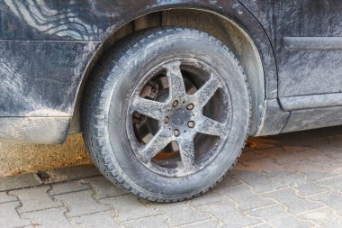 Kirli çamurlu Çamurlu SUV Tekerleği off-road 'dan sonra araba kapısına sıçradı