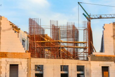 Mavi Gök Altında Beton Sütunlar ve Metal İskeleli Bitmemiş Bina İnşaat Alanı