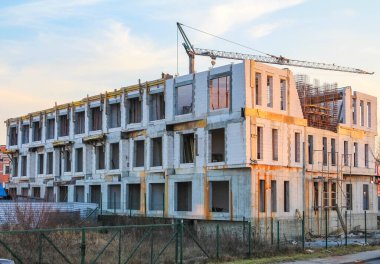 Kentsel Ayarlarda Beyaz Yüzlü ve Çoklu Balkonlu Modern Apartman İnşaat Apartmanı