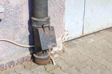 Siyah Tesisat Boruları ve Kanalizasyon Sistemi Dış Duvara Bağlandı