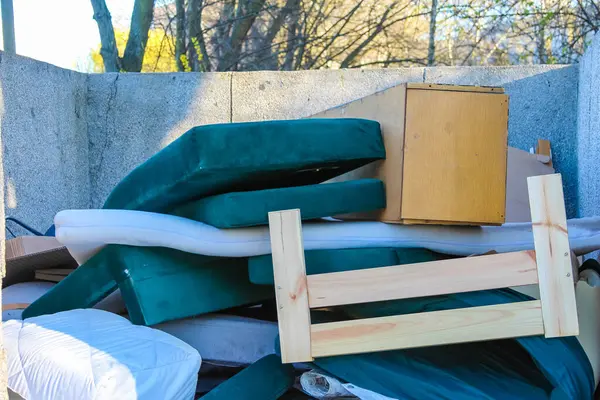 Terk Edilmiş Tahta Sandalye ve Teal Yastıkları Şehir Merkezinde Beton Duvara Karşı Döküldü