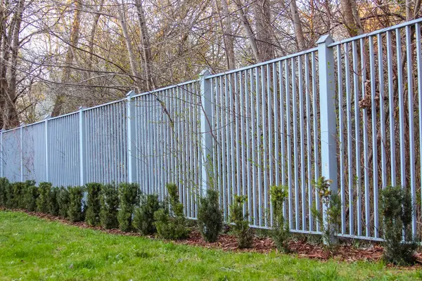 Dikey Bağcıklarla Modern Alüminyum Mahremiyet Çiti Peyzajlı Evergreen Çit Üssü ile Konutsal Mülkiyet Sınırı