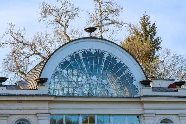 Tarihi Bina Mimari Detayları Süslü Hayran Penceresi ve Vintage Biçimli Kuş Heykeli