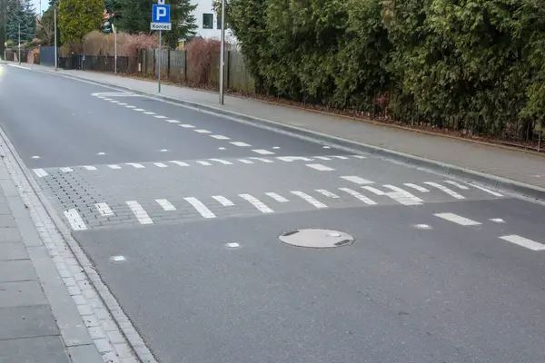 Boş Yol, yaya geçidi ve beyaz şeritli işaretler güneşli koşullar altında.