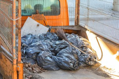 Kentsel Gelişim Alanında Siyah Çöp Torbaları Orange Metal İnşaat Konteynırının İçinde Yığıldı