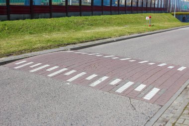 Yeşil Çimen ve Çit Arkaplanda Beyaz Yayalar Şehir Yolunda