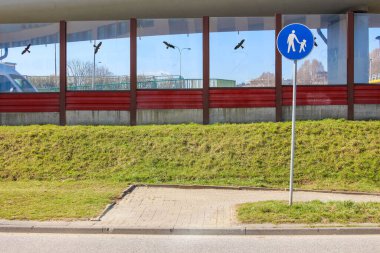 Metal Direkte Cam Binaya Karşı Mavi Dairesel Trafik İşareti ve Bisiklet Yolu