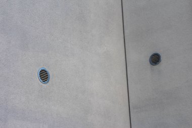 Aydınlık Gri Beton Duvarda Yuvarlak Metal Havalandırma Izgarasının Yakın Çekimi