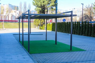 Kentsel Park Ayarlarında Yeşil Lastik Yüzeyli Modern Açık Hava Spor Ekipmanı Kurulumu