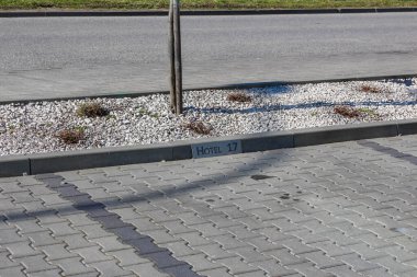 Boş Kentsel Alandaki Beton Tuğla Döşeme Üzerine Gölgeler Dökümlü Metal Çit Gönderileri