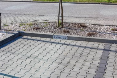 Görünür Yapısal Detaylarla Birbirine Bağlı Beton Üzerine İki Metal Çit ve Gölgeleri