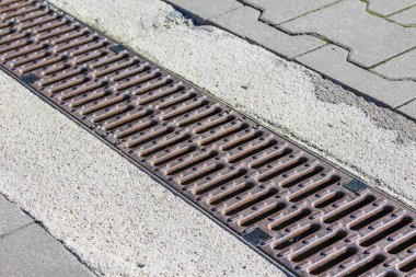 Verimli Fırtına Suyu Koleksiyonu İçin Beton Yol 'daki Uzun Metal Kanalizasyon Izgarasının Yakın Çekimi
