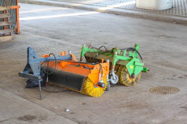 Sokak Temizleme Ekipmanı Sarı Süpürge Fırçası ve Yeşil Su Tankı Şehir Köşkünde