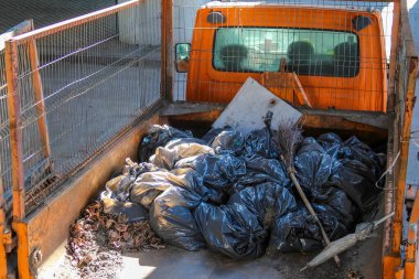 Orange Belediyesi Çöp Kamyonu Şehir Merkezinde Güvenlik Bariyerleri Arkasında Siyah Çöp Torbalarıyla Dolu