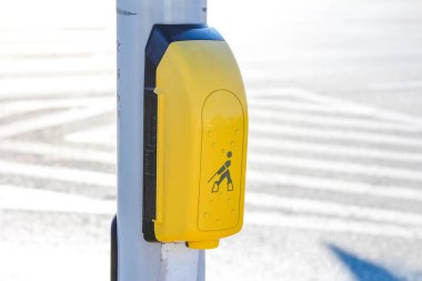 Parlak Sarı Yaya Geçidi Düğmesi Gölge Alçılı Şehir Trafik Kutbuna Bağlandı