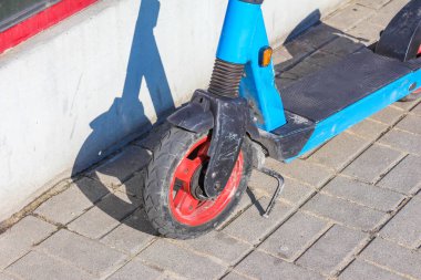 Kırmızı El Arabası Lastiği ve Metal Çerçevesi 'nin Yakın Çekimi Beton Paver Taşı Yüzeyi' nde